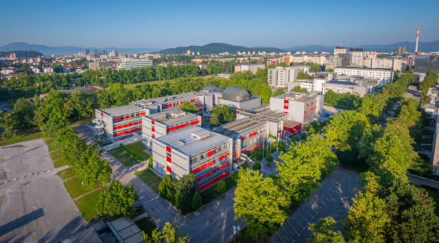 Pogled iz zraka na Ekonomsko fakulteto Univerze v Ljubljani, ki prikazuje njeno arhitekturo in okoliško pokrajino v Ljubljani.