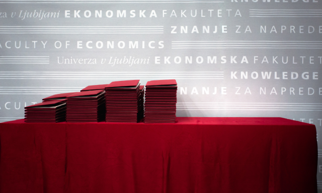 Fotografija diplom na mizi na podelitvi diplom.