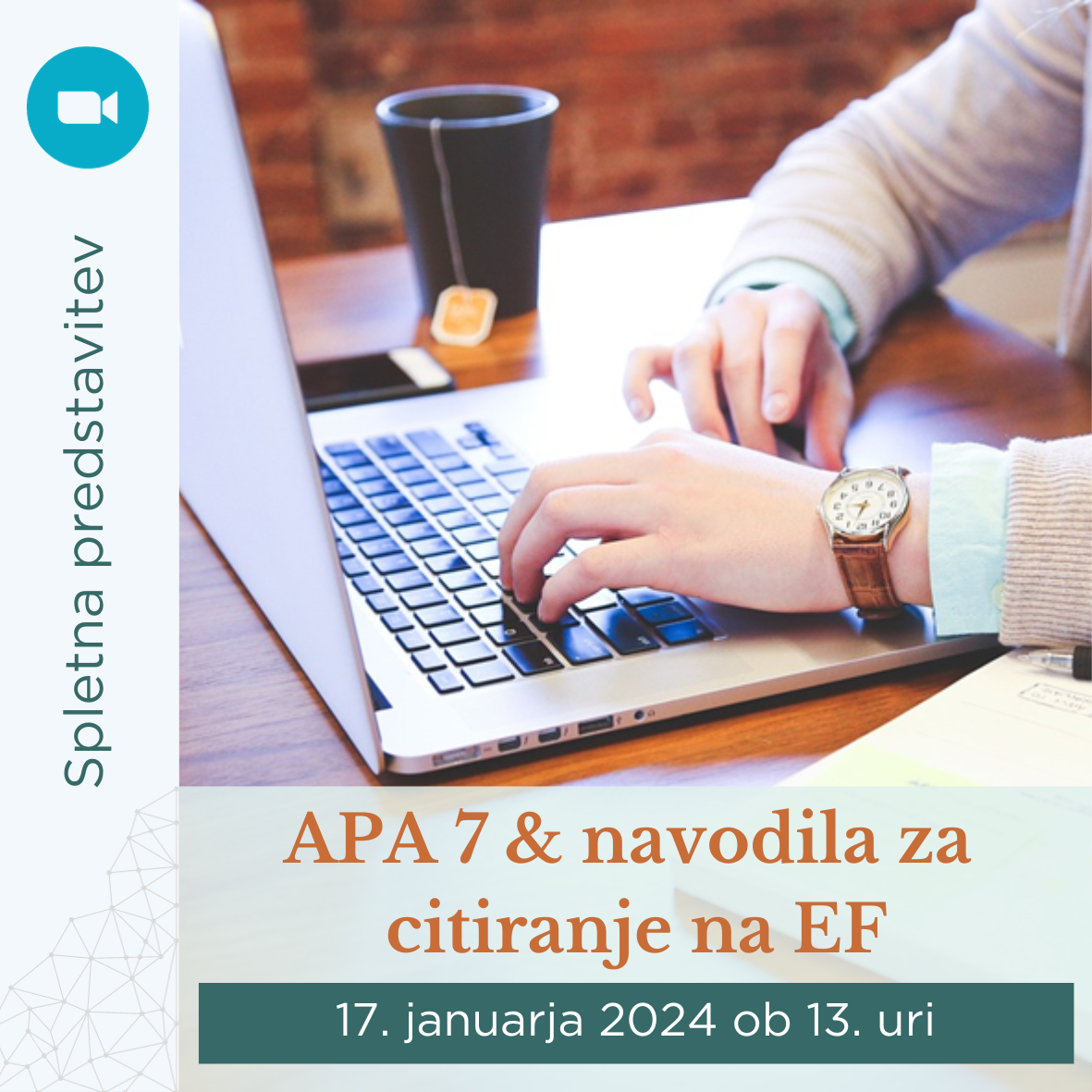 APA 7 & navodila za citiranje na EF; na mizi je prenosnik, ki ga uporablja ženska, poleg so vidni zvezki in pisalo.