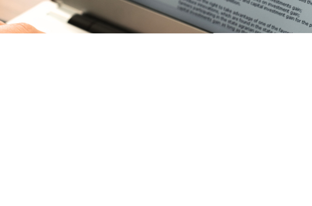 Citiranje in navajanje virov po APA standard: med pripravo akademskega besedila oseba tipka na prenosni računalnik; vizual spremlja izobraževanje v sklopu modula Napredni*CEK.