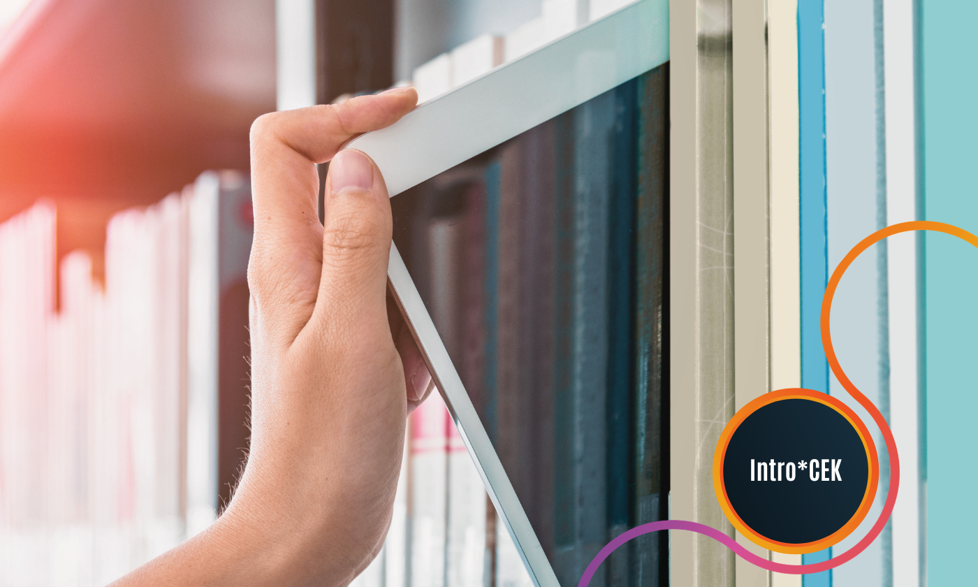 A student reaching for a tablet on a shelf at the CEK Library; the visual accompanies the CEK Library Workshop »Digital Library and DiKUL« and illustrates access to e-journals, e-books, e-textbooks and other digital resources.
