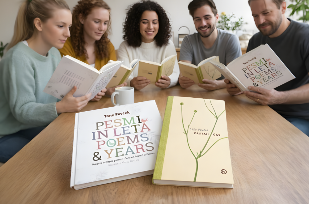 Skupina udeležencev sedi za mizo in bere poezijo Toneta Pavčka in Saše Pavček; v ospredju sta knjigi Pesmi in leta ter Zastali čas, ki spremljata literarno srečanje EFbere.