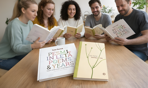 Skupina udeležencev sedi za mizo in bere poezijo Toneta Pavčka in Saše Pavček; v ospredju sta knjigi Pesmi in leta ter Zastali čas, ki spremljata literarno srečanje EFbere.