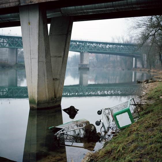 Fotografija dveh vozičkov pod mostom