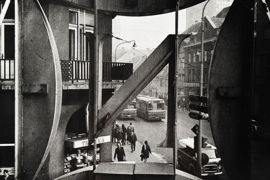Črno-bela analogna fotografija z razstave Podobe stare Ljubljane fotografa Tihomirja Pinterja v Galeriji EF