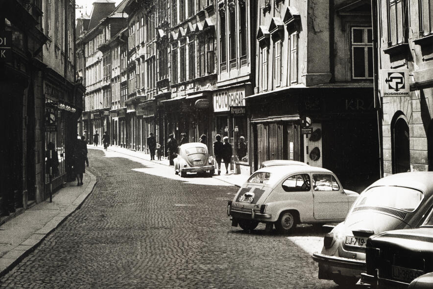 Črno-bela analogna fotografija z razstave Podobe stare Ljubljane fotografa Tihomirja Pinterja v Galeriji EF