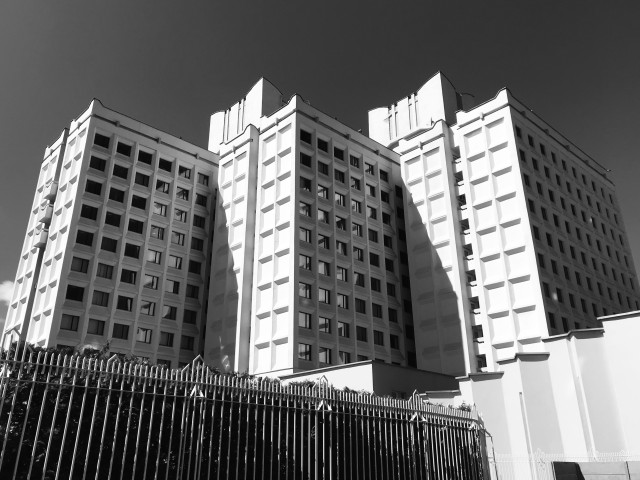 Črnobela fotografija stolpnic