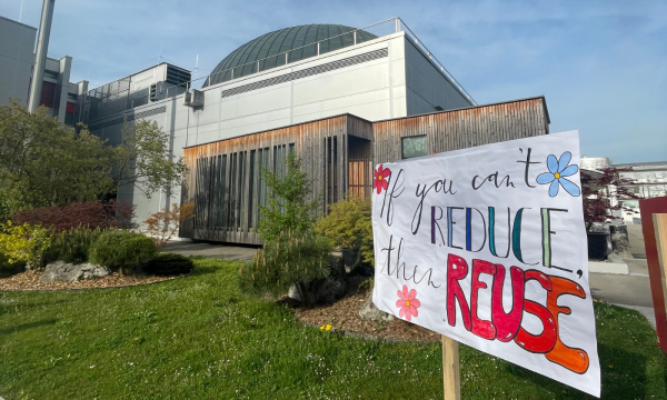 Znak pred stavbo Ekonomske fakultete, ki ponazarja podnebno stavko.