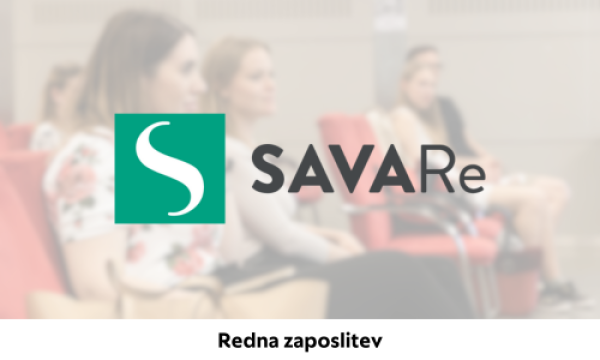 Naslovnica z napisoma „SavaRe“ in „Redna zaposlitev“ z zamegljenimi ljudmi v ozadju.