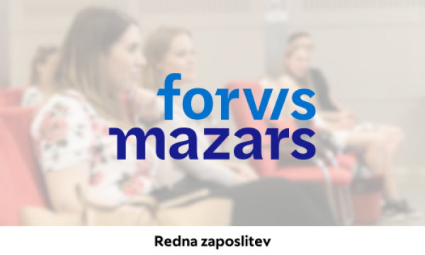 Naslovnica z napisoma „Forvis Mazars“ in „Redna zaposlitev“ z zamegljenimi ljudmi v ozadju.
