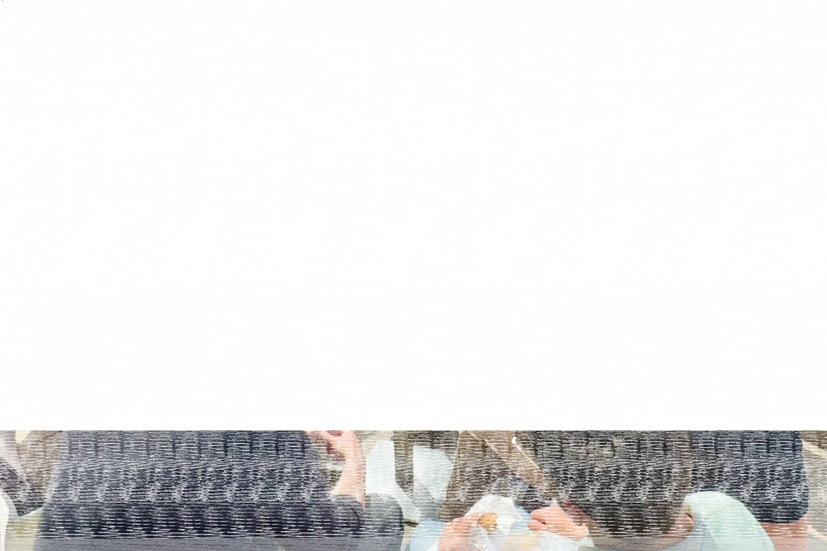 Okoli mize se je zbrala raznolika skupina ljudi, ki so v prijetnem in vabljivem vzdušju skupaj uživali v obroku.