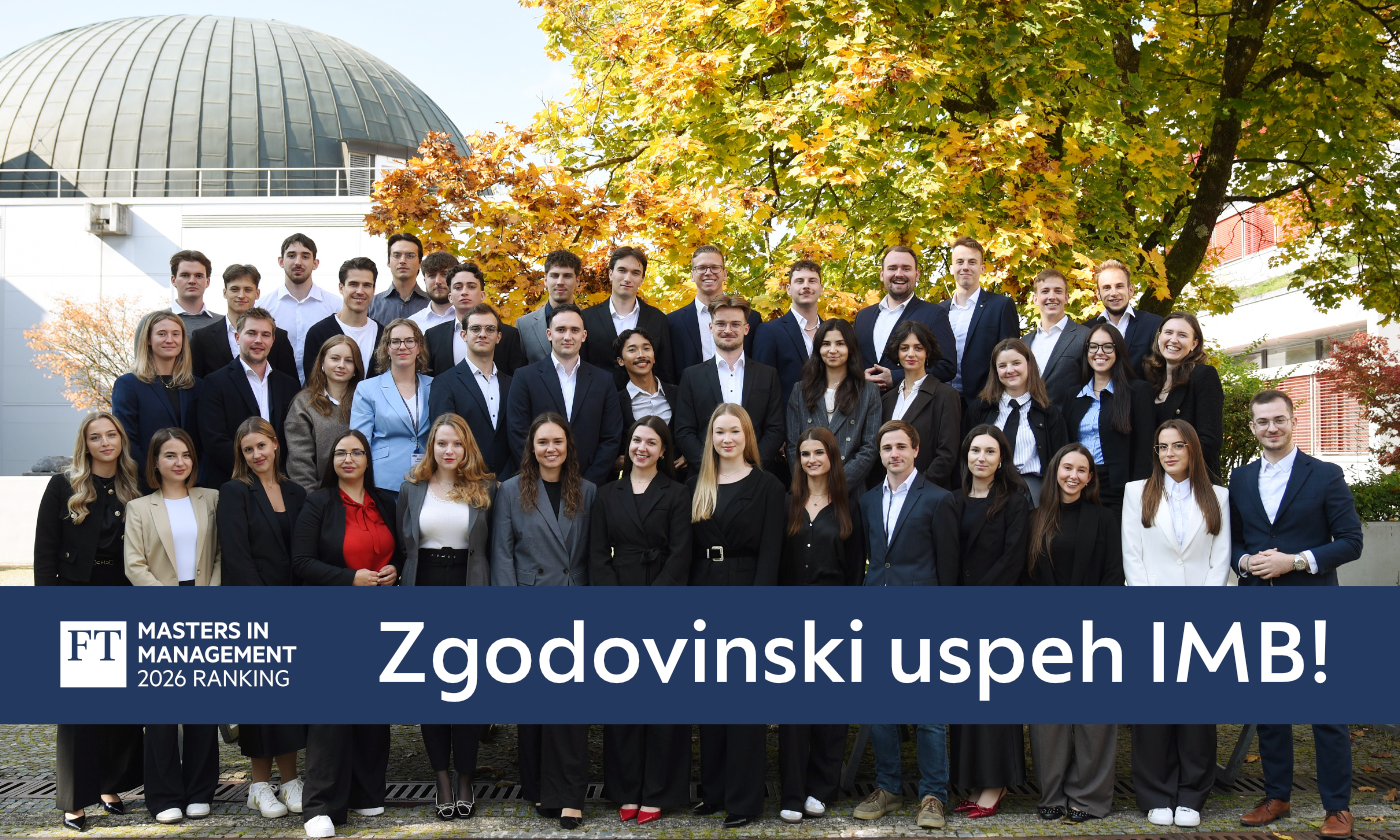 Skupina študentov v poslovnih oblačilih, ki praznujejo pomemben dosežek, z napisom »Zgodovinski uspeh za IMB«.