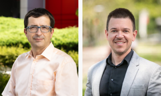 Na fotografijah sta prikazana dva moška, eden ob drugem. Moški na levi nosi očala in svetlo oranžno srajco, v ozadju pa je listnato drevje. Moški na desni se smeji, oblečen je v svetlo sivo jopico in črno srajco, v ozadju pa je zamegljeno zeleno naravno o