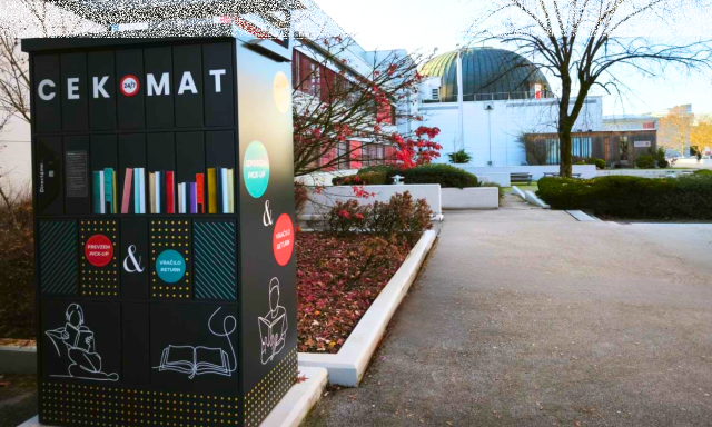 The CEKomat self-service station for collecting and returning library materials, located in the outdoor atrium of the UL SEB.