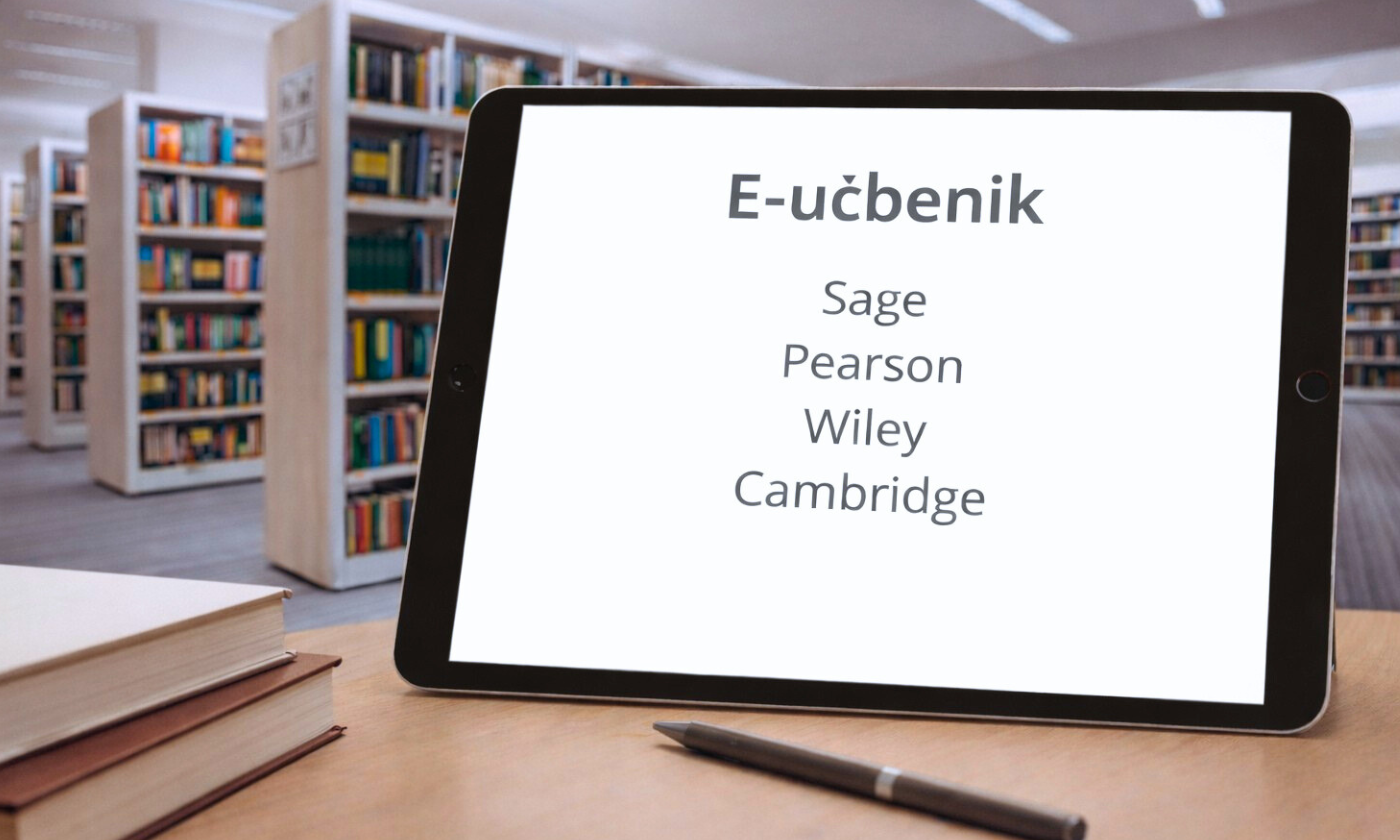 Tablični računalnik na mizi v Knjižnici CEK z napisom »E-učbenik« ter navedbo založb Sage, Pearson, Wiley in Cambridge; v ozadju so knjižne police in knjige.