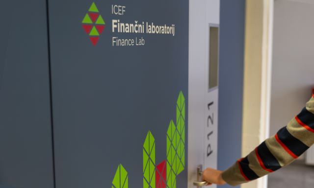 Vhod v Finančni laboratorij UL EF in osebo, ki odpira vrata. Slika spremlja obvestilo o poletnem delovnem času Finančnega laboratorija.