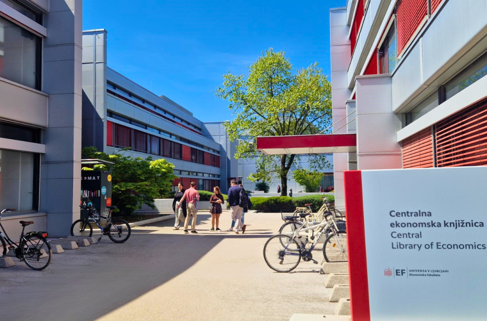 Entrance to the CEK Library; the image accompanies an announcement about the library’s opening hours during the holidays and shows the entrance in a lively student environment.