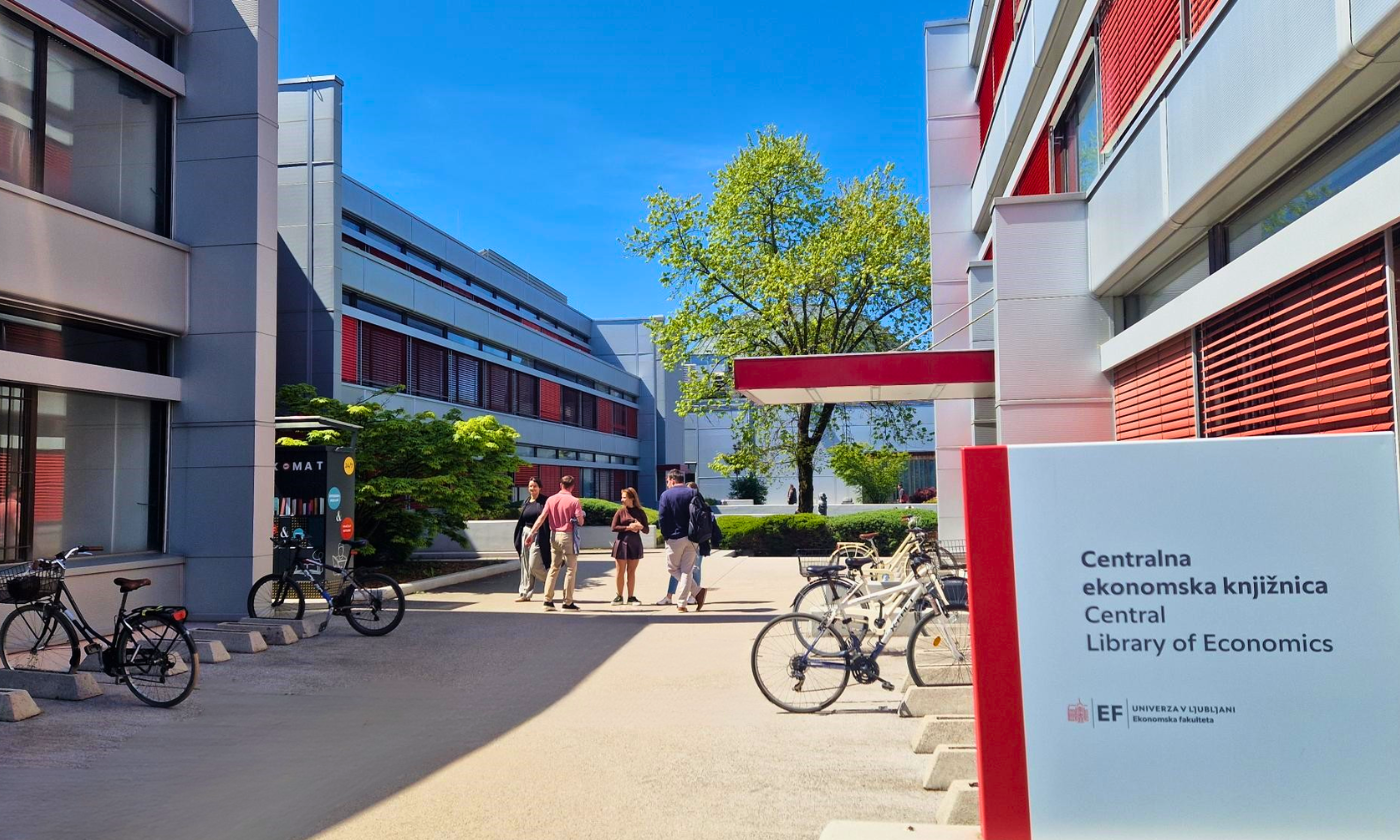 Entrance to the CEK Library; the image accompanies an announcement about the library’s opening hours during the holidays and shows the entrance in a lively student environment.