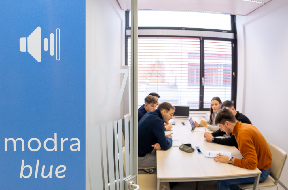 skupina študentov, ki se uči v Kocki znanja v Modri*CEK