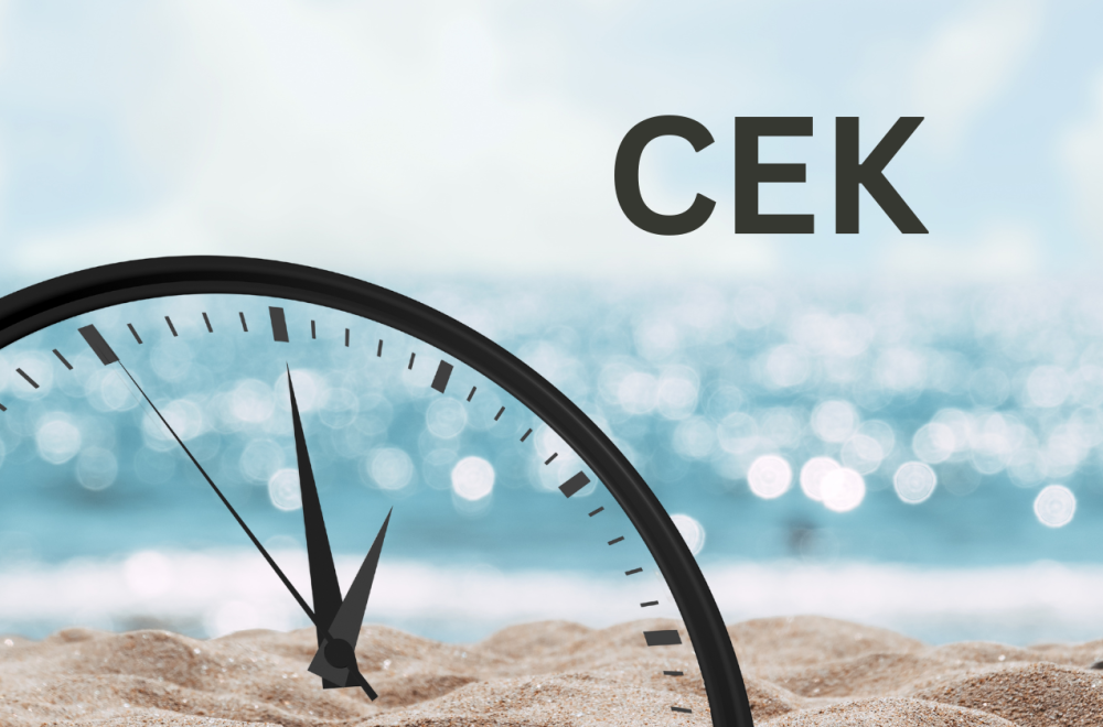 The photography shows part of a clock with hands, placed on a sandy beach with the sea in the background. In the top right corner, the word "CEK" appears, suggesting CEK's summer opening hours.