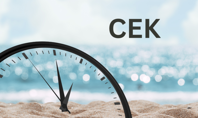 The photography shows part of a clock with hands, placed on a sandy beach with the sea in the background. In the top right corner, the word "CEK" appears, suggesting CEK's summer opening hours.