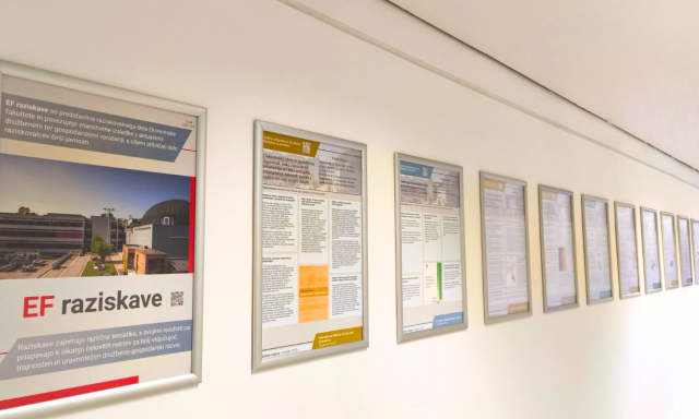 Razstava serije plakatov EF raziskave, razstavljenih vzdolž stene v prostoru Ekonomske fakultete, ki na dostopen način predstavljajo rezultate znanstvenoraziskovalnega dela UL EF.
