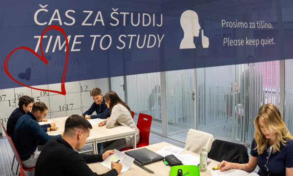 Študenti se učijo in pripravljajo na izpite v Knjižnici CEK. Nad njimi je napis »Čas za študij, prosimo za tišino« ob katerem je narisan droben srček.