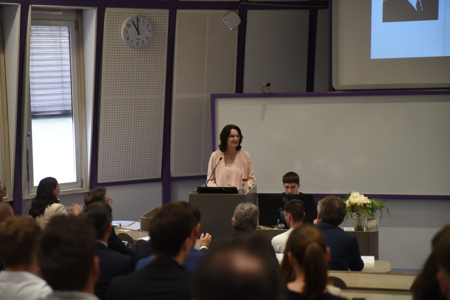 Prof. Polona Domadenik Muren at the lectern in the Lila Hall.