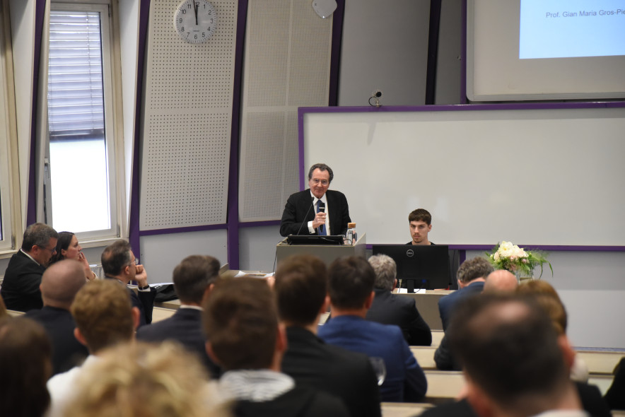  Prof. Gian Maria Gros-Pietro at the lectern in the Lila Hall.
