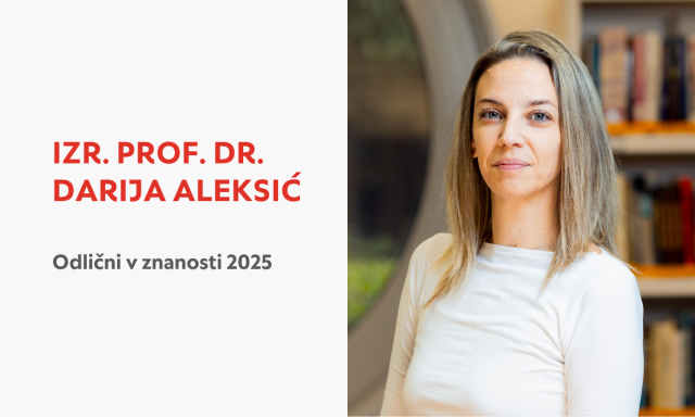 Portret Darije Aleksič v ozadju knjižnica in okno.