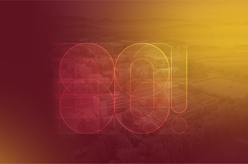 Mešanica rdečega in rumenega prelivanja prekriva bledo mestno pokrajino z geometrijsko številko „80!“ v sredini, kar ustvarja živahno in praznično vzdušje.