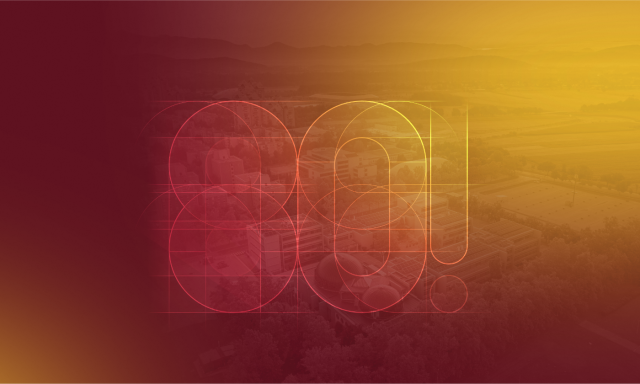 Mešanica rdečega in rumenega prelivanja prekriva bledo mestno pokrajino z geometrijsko številko „80!“ v sredini, kar ustvarja živahno in praznično vzdušje.