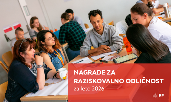 Skupina ljudi, ki sedi za mizo, na kateri je na vidnem mestu napis »nagrade za raziskovalno odličnost«.