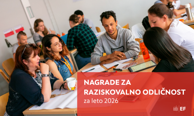 Skupina ljudi, ki sedi za mizo, na kateri je na vidnem mestu napis »nagrade za raziskovalno odličnost«.