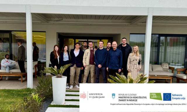 Skupina nasmejanih ljudi stoji pred moderno stavbo z velikimi okni. Vidne so lončnice in zunanje sedežne garniture. Na dnu so prikazani logotipi Universa v Ljubljani in drugih organizacij.