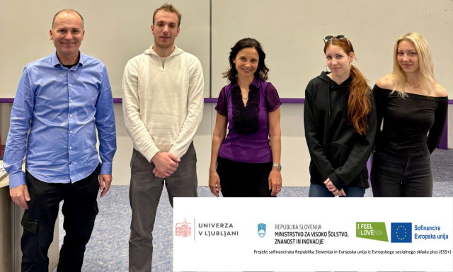 Skupina petih ljudi stoji v učilnici in se nasmiha v kamero. Videti so sproščeni in prijazni. Spodaj so vidni logotipi in besedilo.