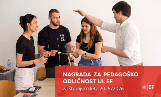 Štirje ljudje skupaj sestavljajo majhno konstrukcijo iz palic na mizi in rdečega transparenta.