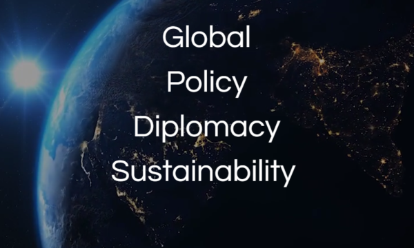 Zemlja iz vesolja, na kateri so ponoči vidne luči mesta; besede »Global Policy Diplomacy Sustainability« so dodane v belem besedilu.