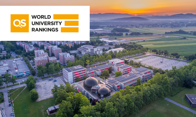 Pogled iz zraka na univerzitetni kampus ob sončnem zahodu, s sodobnimi stavbami med zelenimi drevesi in polji; logotip QS World University Rankings simbolizira akademski ugled.