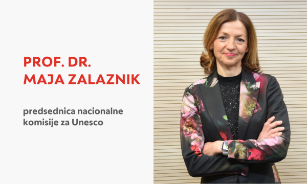 Poslovni portret profesorice Maje Zalaznik na bež ozadju z besedilom