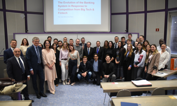 Group photo of representatives of Intesa Sanpaolo, UL SEB professors and students in the Lila Hall of the UL SEB. 