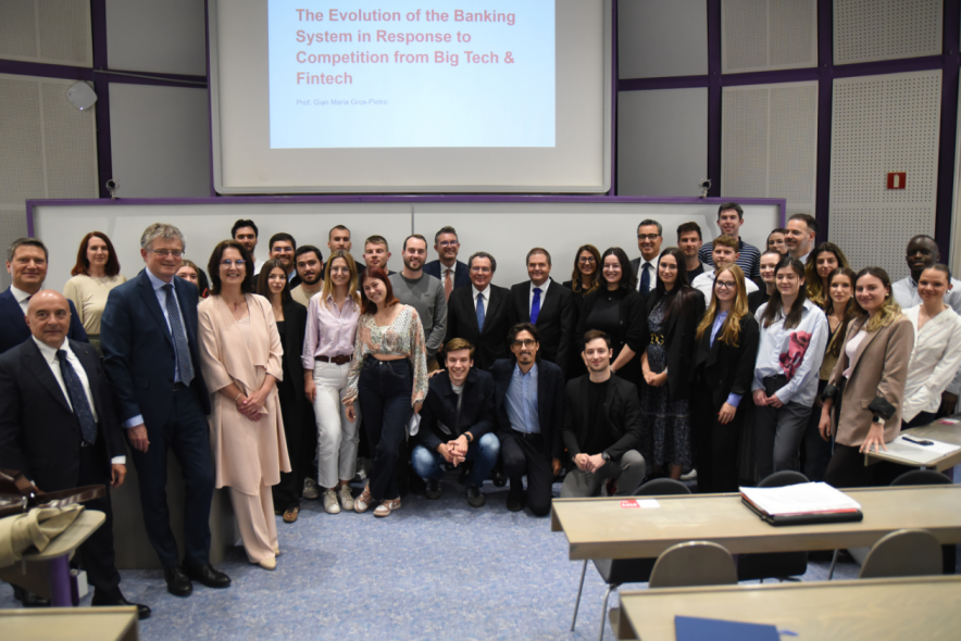 Group photo of representatives of Intesa Sanpaolo, UL SEB professors and students in the Lila Hall of the UL SEB. 