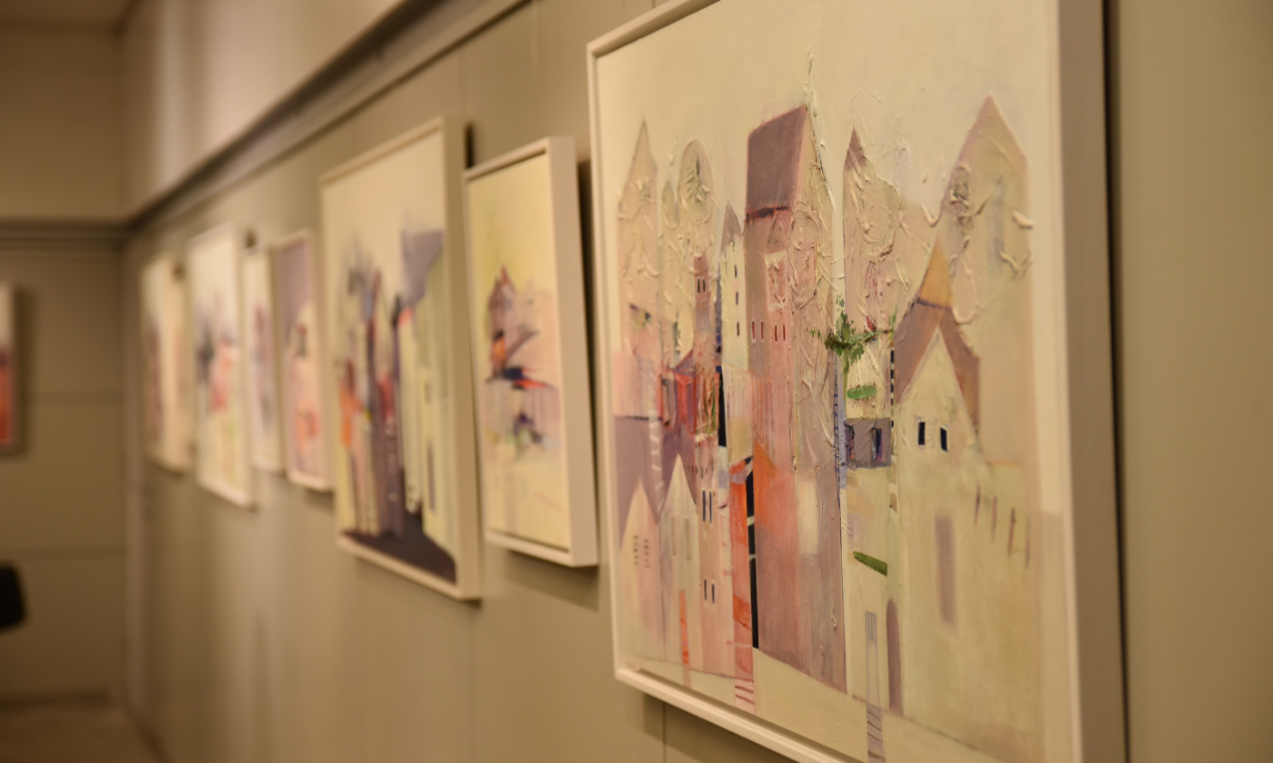 Slike mesta na steni Galerije EF. 