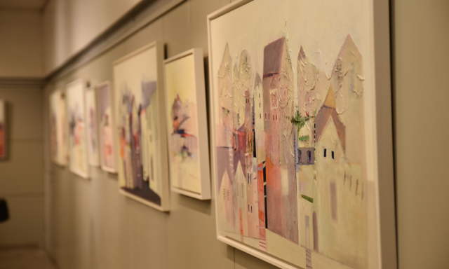 Slike mesta na steni Galerije EF. 