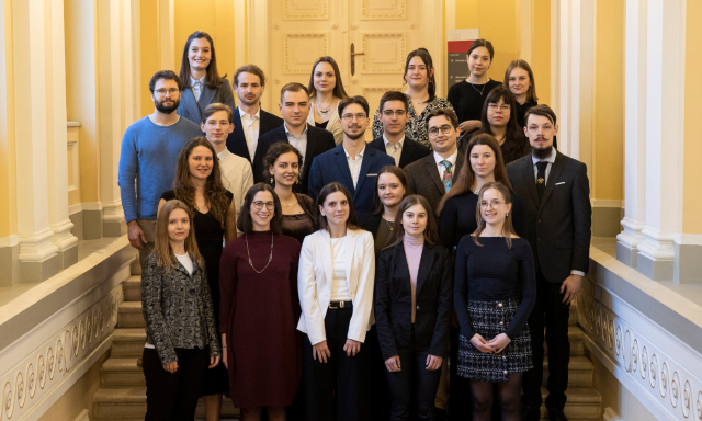 Študenti univerze pozirali skupaj na skupinski fotografiji.