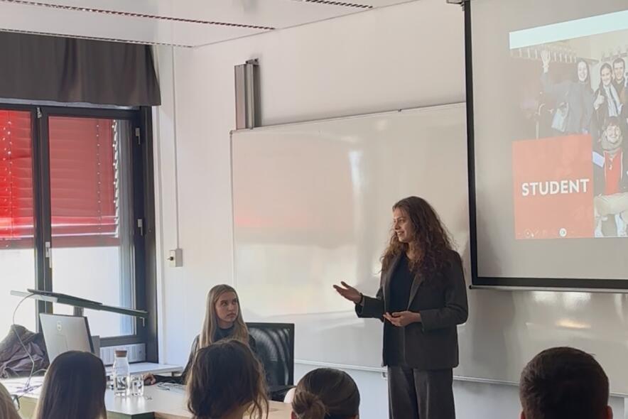 Študent ambasador predstavlja na info dnevu