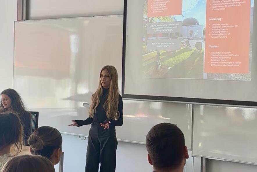 Študent ambasador predstavlja na info dnevu